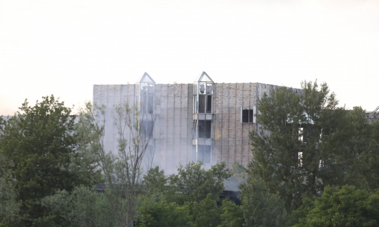 ZATVORITE PROZORE, NE PRIBLIŽAVAJTE SE BOLNICI... Hitan apel građanima! Pogledajte slike stravičnog požara u Blatu