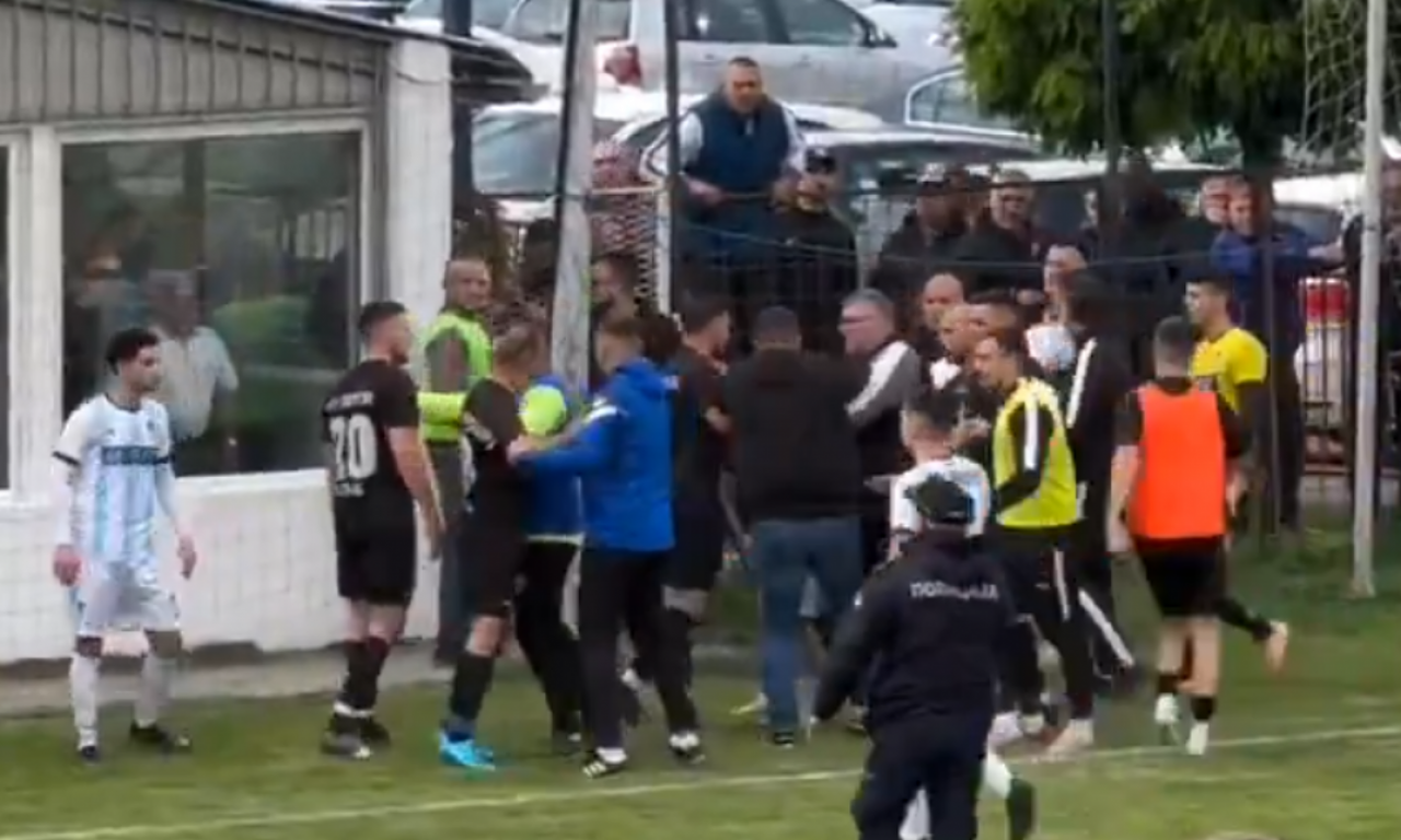 SRAMNA MAKLJAŽA FUDBALERA PARTIZANA! Novi skandal trese srpski sport - pogledajte brutalno prebijanje na terenu (VIDEO)