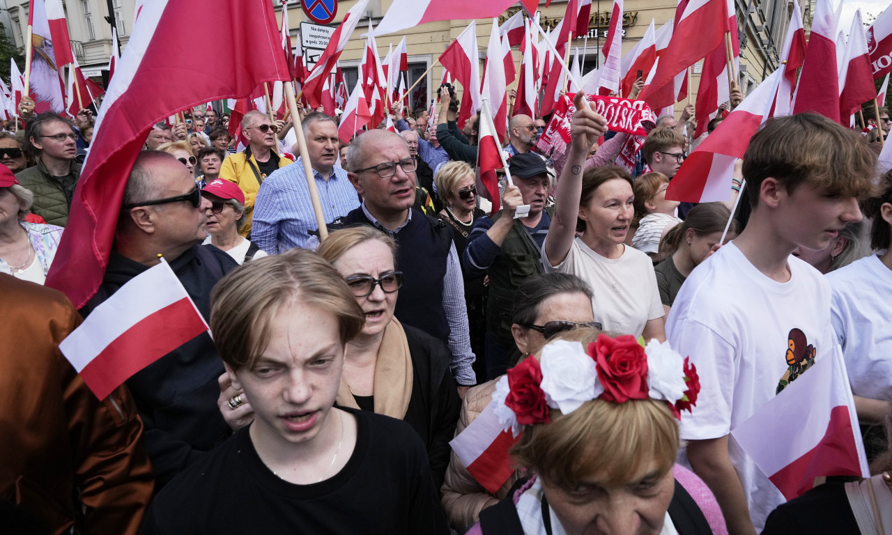 DESETINE HILJADA POLJAKA NA ULICAMA Na dva skupa izrazili podršku dvojici predsedničkih kandidata (FOTO)