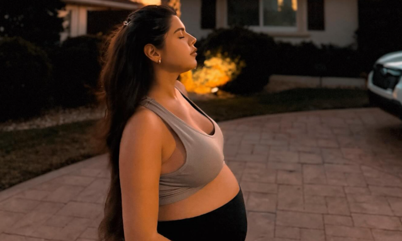 PORODILA SE PEVAČICA U AMERICI Proslavila se u "Zvezdama Granda", ćerki dala dva imena (FOTO)