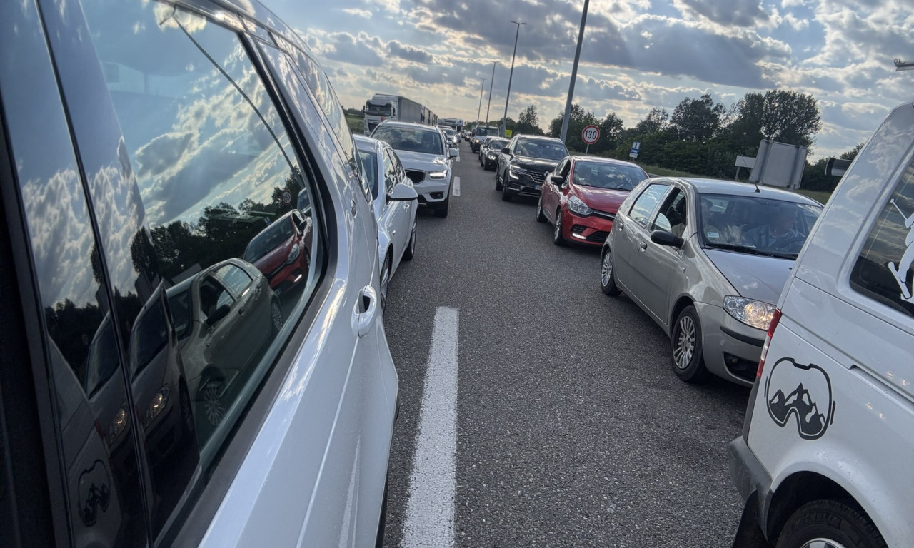 NA OVOM GRANIČNOM PRELAZU POTPUNI KOLAPS Putnici se žale: "Problem pravi hrvatska policija" (FOTO)