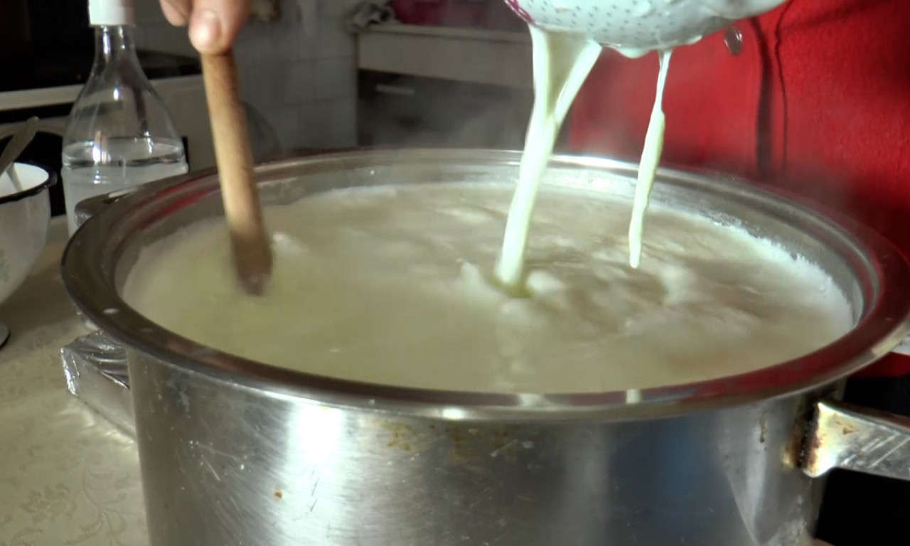 KAKO DA ZNAMO DA LI JE SIR OD MLEKA ILI JE PUN PALMINOG ULJA? Razlika će biti očigledna - pogledajte zašto!