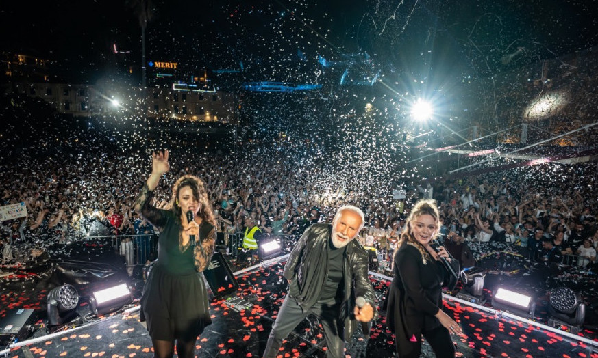 DINO MERLIN ZAPALIO BUDVU Desetine hiljada ljudi, vatromet i veliki povratak Ivane Banfić! (FOTO)