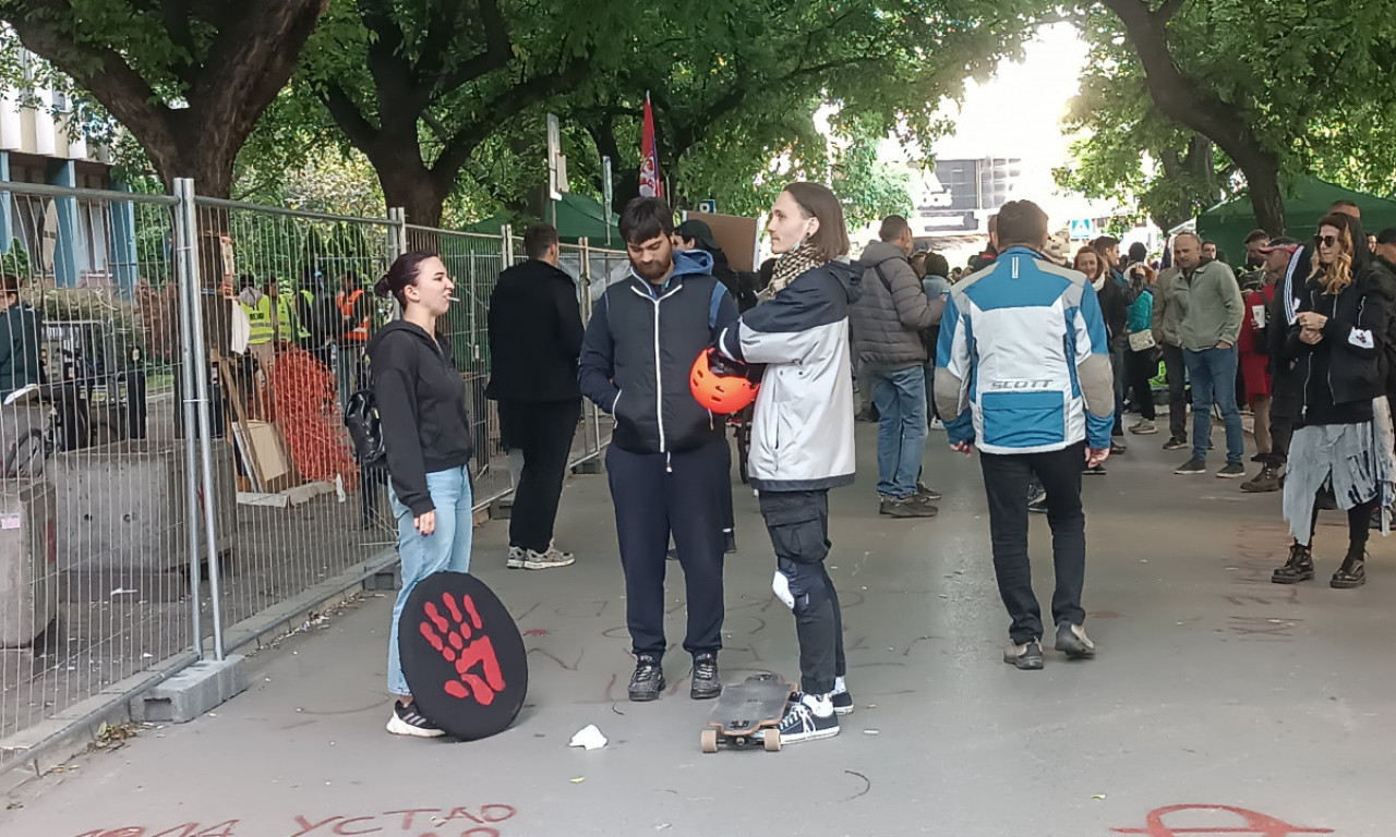 NISU SAMO RASKRSNICE BLOKIRANE U NOVOM SADU Studenti se ne pomeraju odavde!