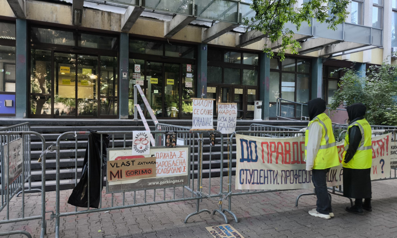 EVO DO KADA ĆE TRAJATI BLOKADA U NOVOM SADU Opsadno stanje i danas - i oni su došli ispred suda (FOTO+VIDEO)