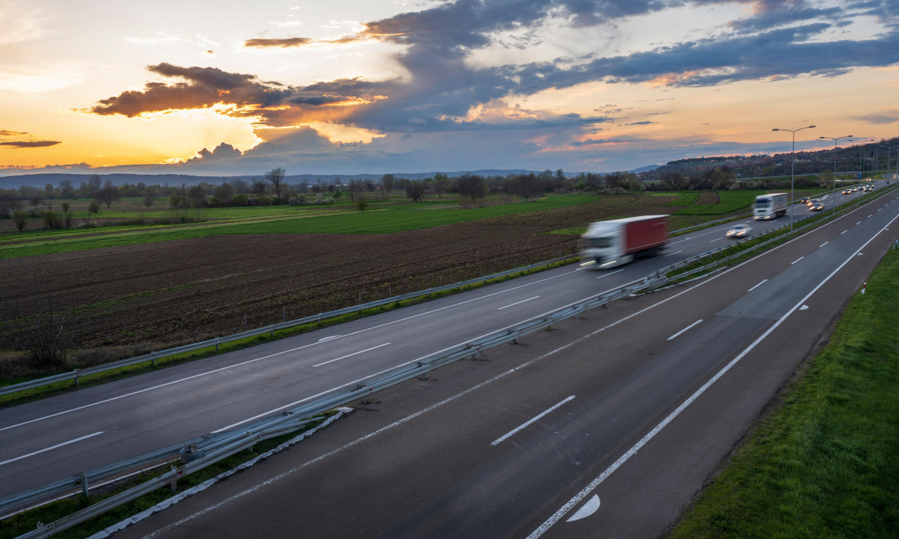 IME SLAVNOG SRBINA NA TABLAMA OD NOVOG SADA DO ŠAPCA Pogledajte po kome je novi auto-put dobio naziv (FOTO)