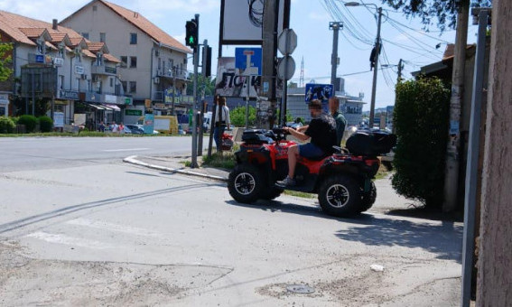 SKLANJAJ SE, EVO GA MANGUP! Uhvatili smo ludaka na kvadu u Krnjači - pogledajte kako divlja kod škole (FOTO)