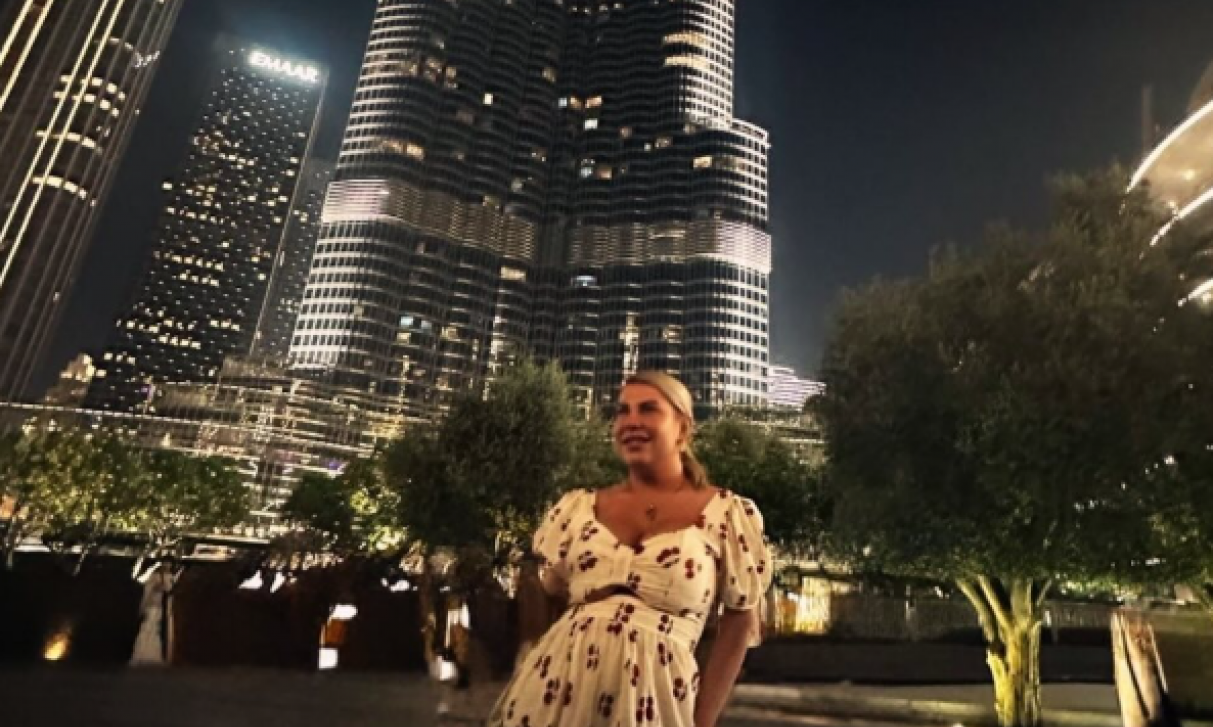 DEA ĐURĐEVIĆ UŽIVA NA LUKSUZNOM ODMORU Grudi istakla, tuga sakrila – Pogledajte s kim je otputovala!