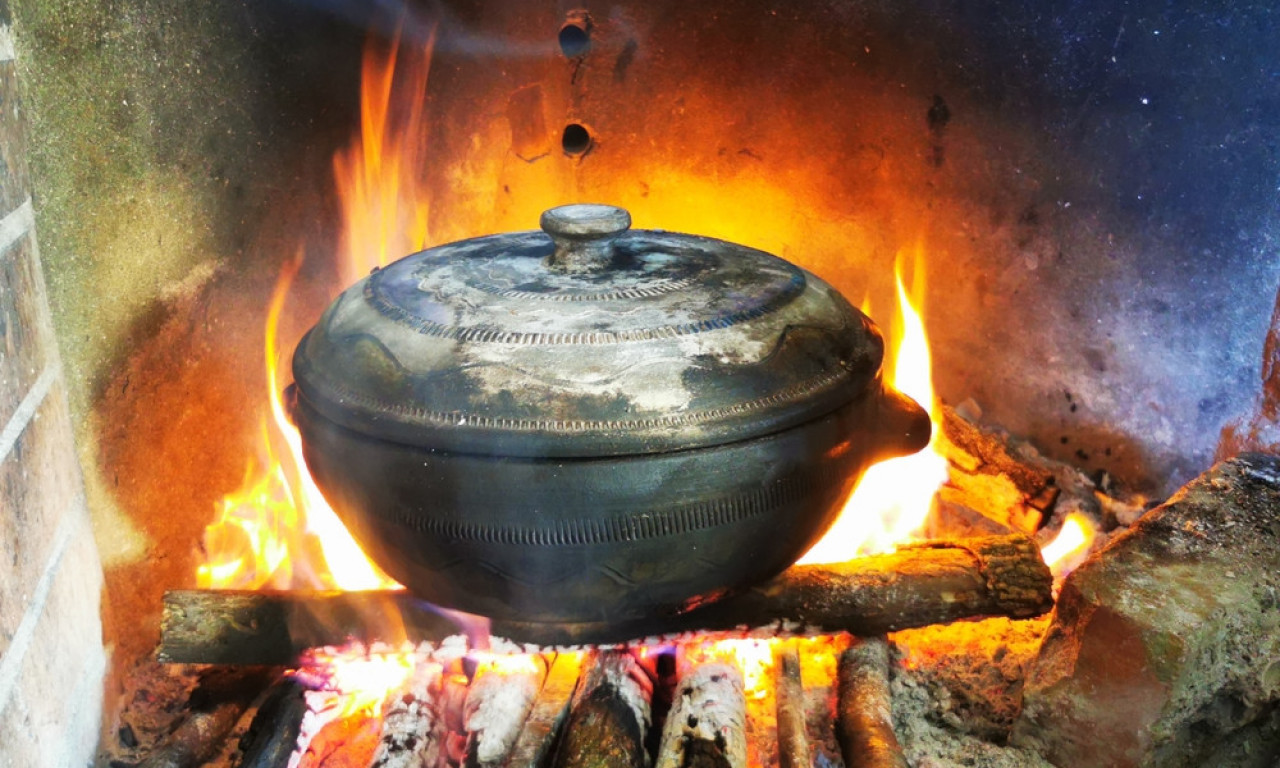 ĆUP ZA PASULJ, ĐUVEČARA ZA PEČENJE Ovo su najbolji zemljani sačevi i njihove cene!