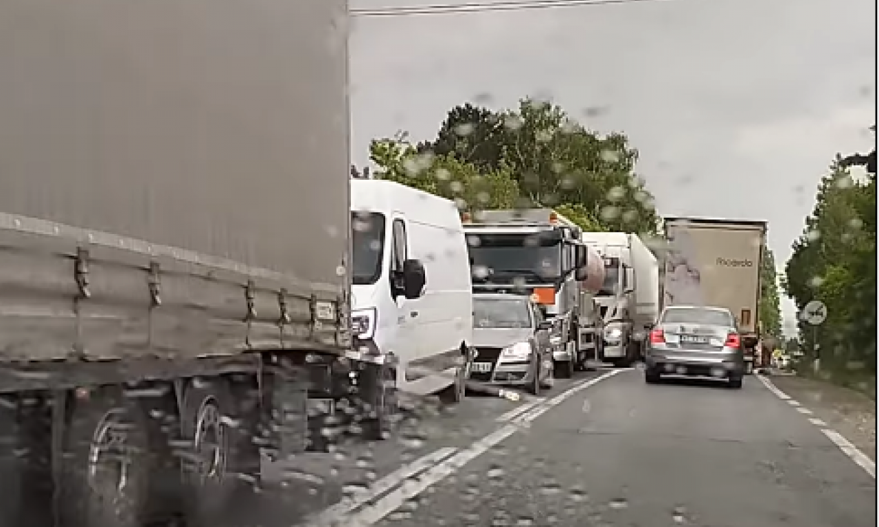 NEBO SE STAMNILO, A KOLONA KILOMETARSKA: Vozači, ovu deonicu izbegnite danas! (VIDEO)