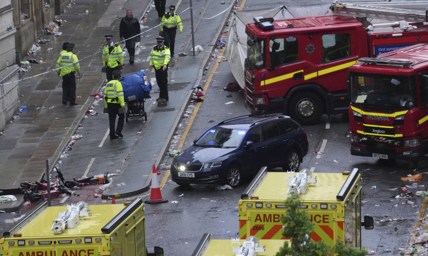 SCENE IZ LIVERPULA TEŠKE I ZA GLEDANJE Kolima se zaleteo u masu! Crni bilans povređenih posle Premijer lige (FOTO)