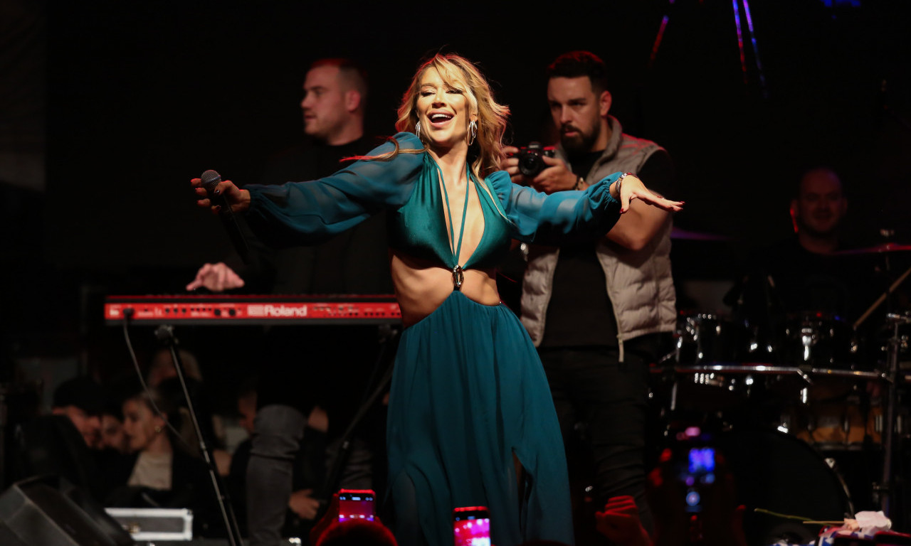 "GRDNO SU SE PREVARILI!" Teu Tairović gađali jajima u Novom Pazaru, reagovao i njen muž - pevačica se hitno oglasila