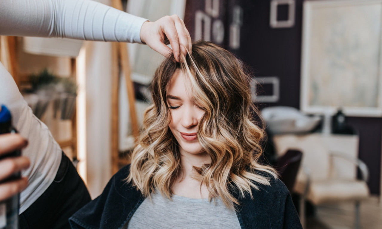 NAJTRAŽENIJA NIJANSA LETA 2025. "Old money" medena plava je kosa godine