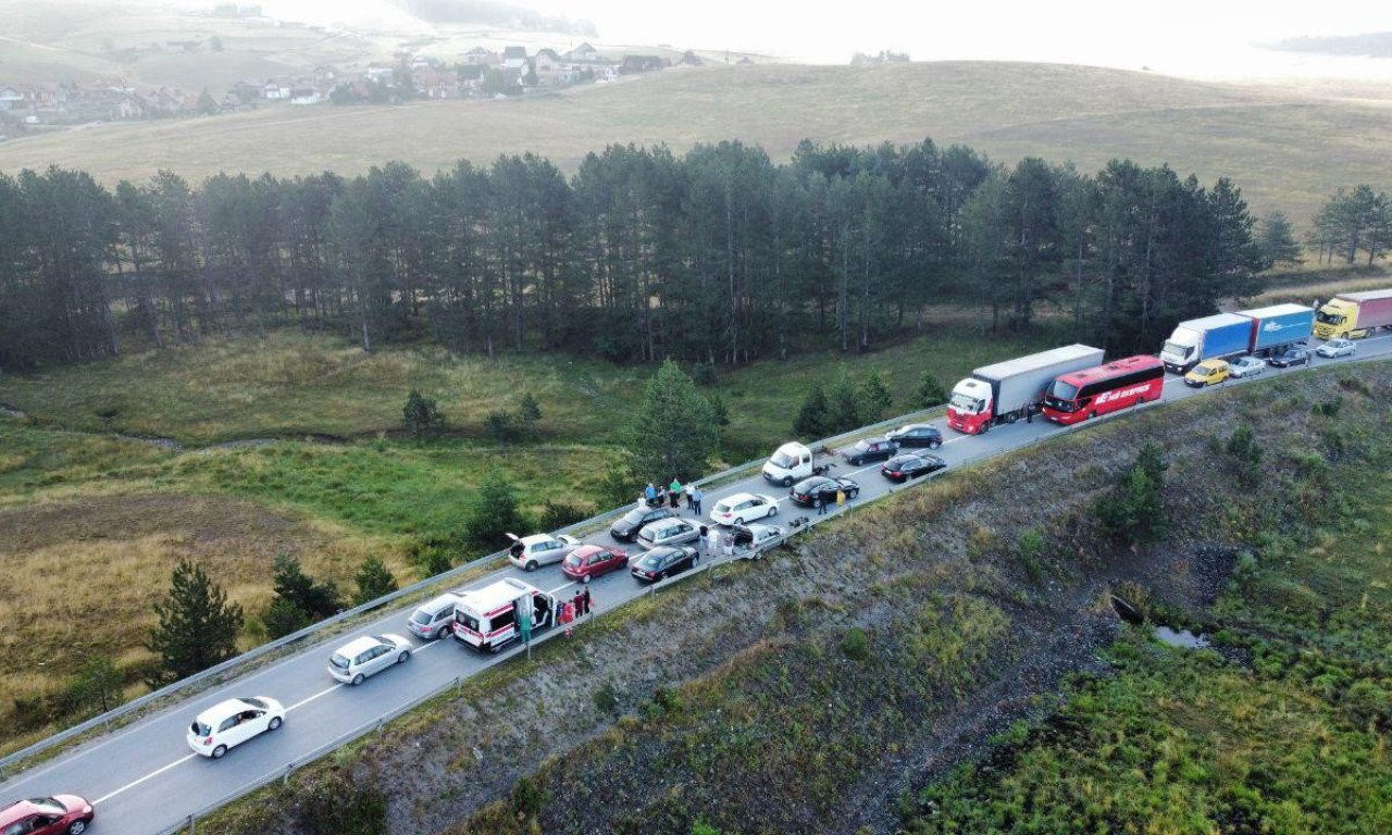 AUTOMOBIL SE ZABIO U KAMION - POTPUNO JE SMRSKAN Žestok sudar kod Zlatibora, ima povređenih (FOTO)