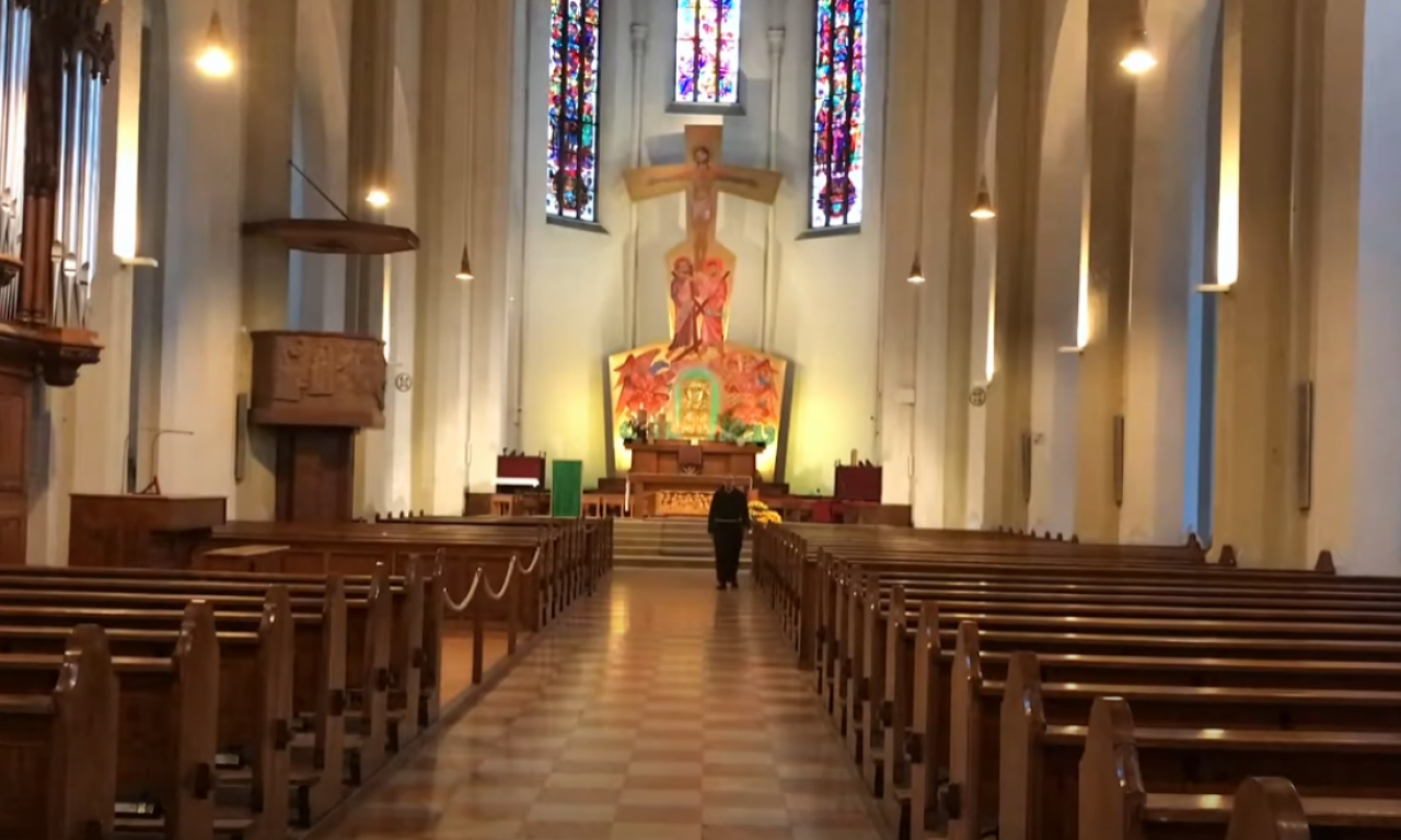 ŽURKA U CRKVI - DA DOBRO STE ČULI! Na plesnom podijumu između oltara i klupa đuskalo 2.000 ljudi