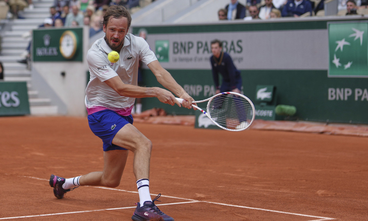 ŠOK NA ROLAN GAROSU Danil Medvedev ispao u prvom kolu!