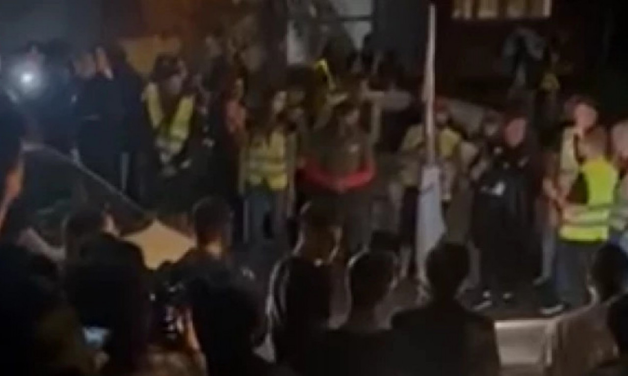 NOVI DRAMATIČAN SNIMAK Ovako su studenti u blokadi sinoć napali dekana Pravoslavnog bogoslovskog fakulteta (VIDEO)