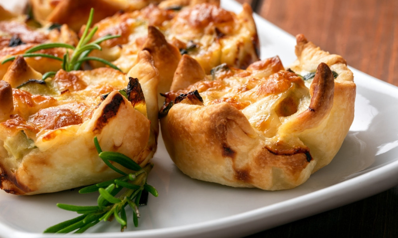MIRIŠE IZ RERNE KAO KOD BAKE Slani mafini od lisnatog testa koje svi traže još!