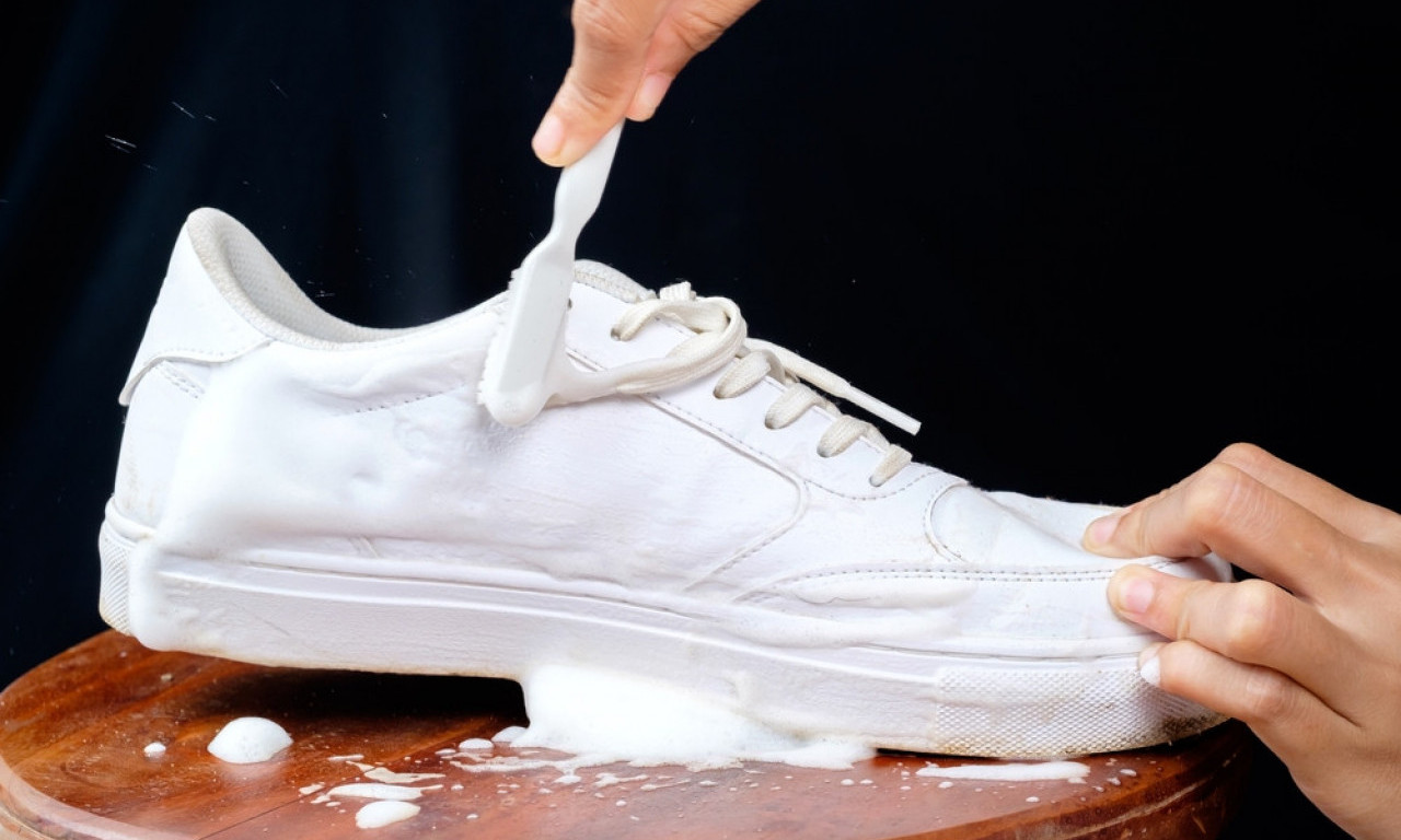 TRIK KOJI ŽENE KRIJU Kako da vam đonovi na patikama budu beli