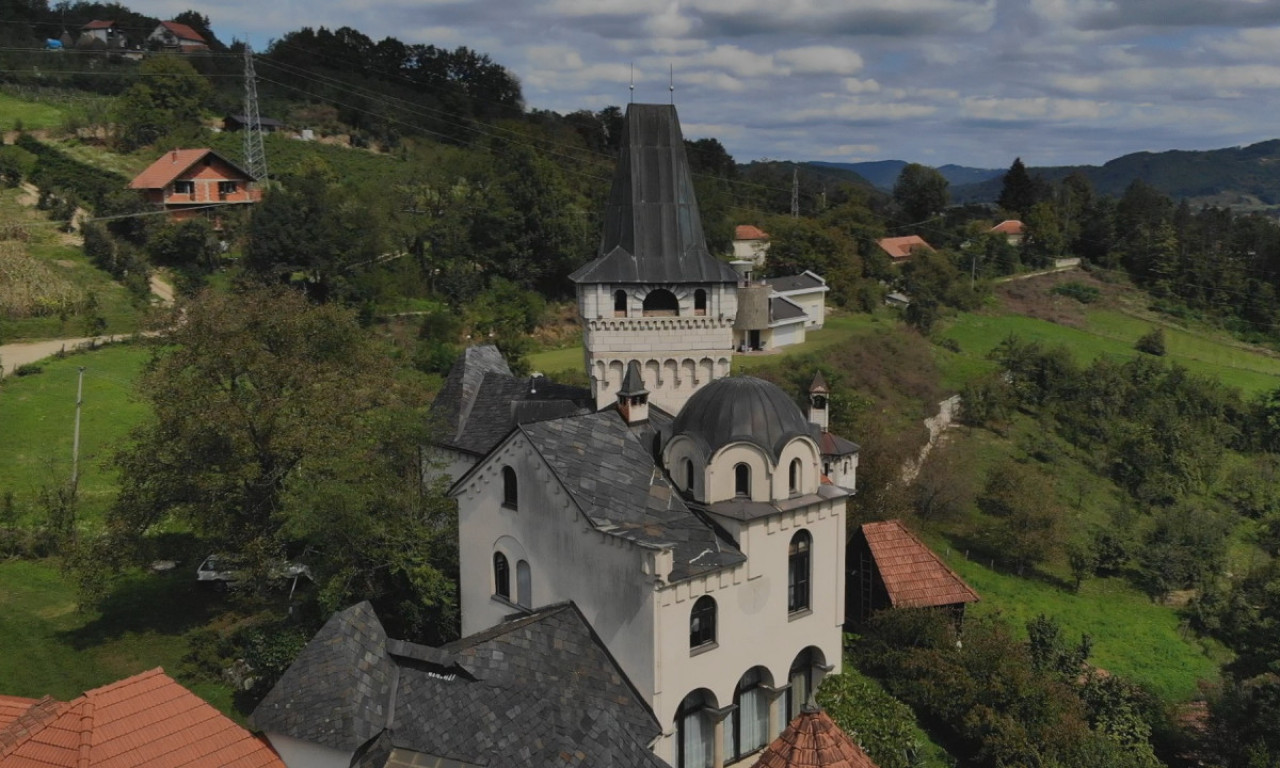 MISTERIOZNI DVORAC IZNAD ARILJA Evo koju tajnu krije dečački san u kamenu isklesan (FOTO)