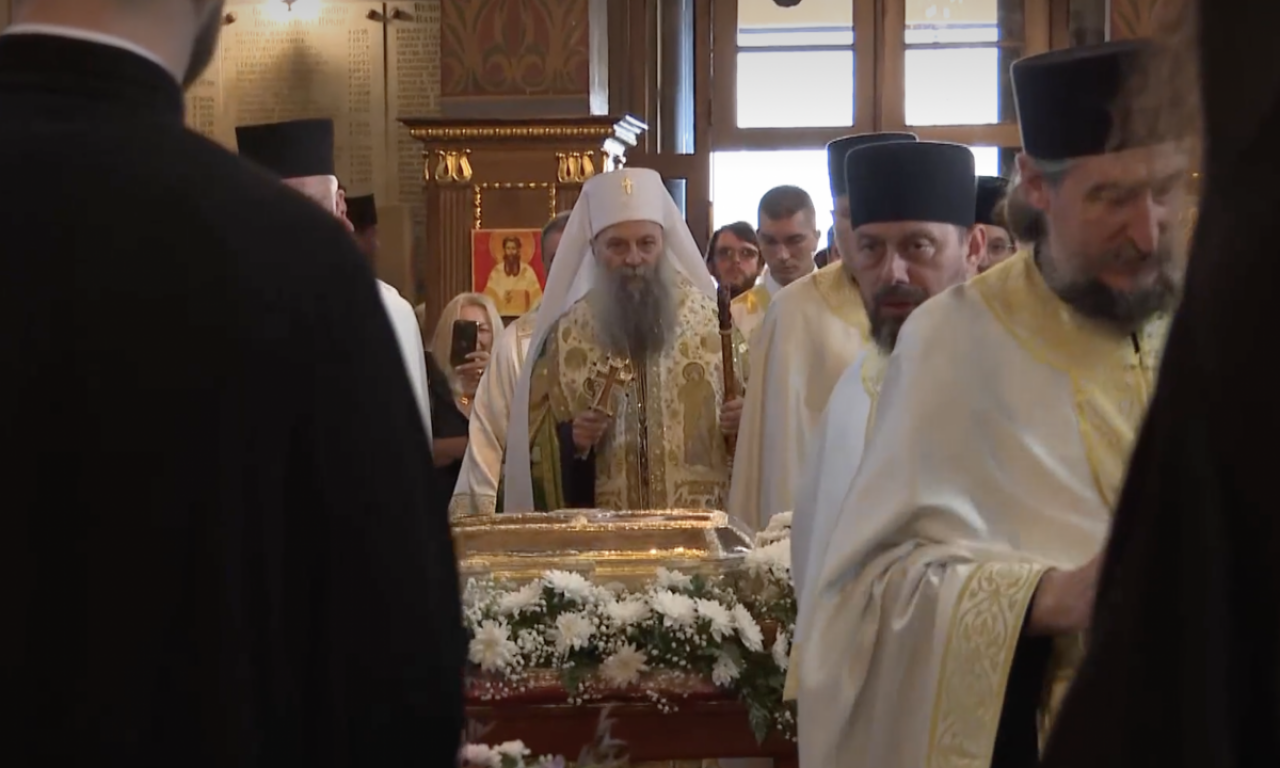 POLA BEOGRADA U VAZNESENJSKOJ CRKVI Svi celivaju mošti - dočekana ruka Svetog Save pred Spasovdansku litiju (VIDEO)
