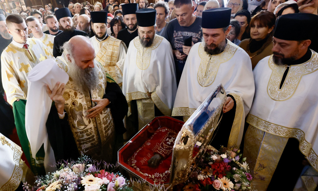POLA BEOGRADA U VAZNESENJSKOJ CRKVI Svi žele da je celivaju! Dočekana ruka Svetog Save pred Spasovdansku litiju (VIDEO)
