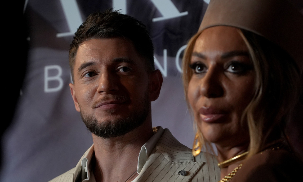 IVA BOJANOVIĆ I JOCA STEFANOVIĆ ČEKAJU BEBU! Slatka slika ispred jelke odala da im stiže pojačanje!