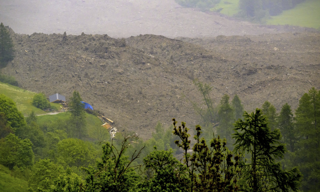 GLEČER ZATRPAO DEO ŠVAJCARSKOG SELA BLATEN: Jedna osoba nestala (FOTO)