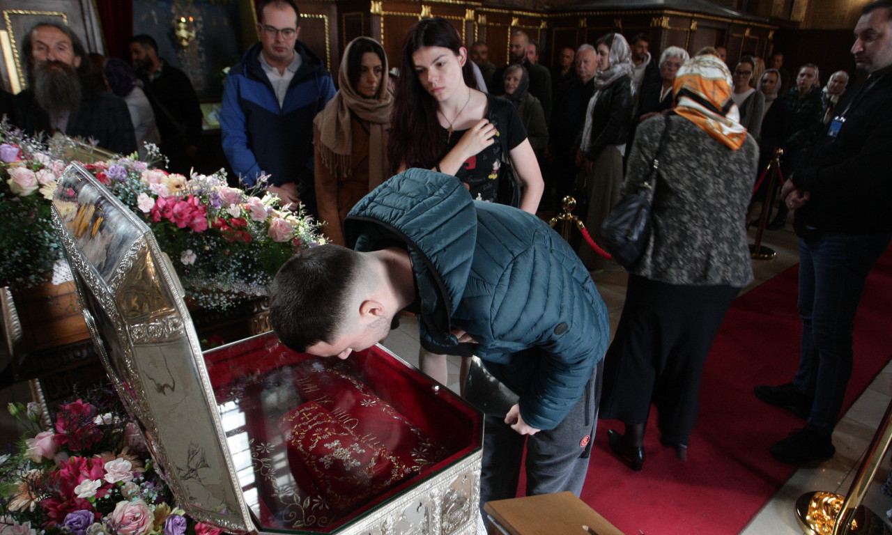 SRCE BEOGRADA NA SPASOVDAN Patrijarh služi liturgiju u Vaznesenjskoj crkvi, vernici celivaju mošti Svetog Save (FOTO)