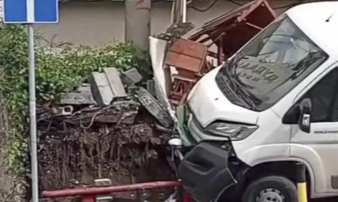 KOMBIJU OTKAZALE KOČNICE, IZLETEO SA PUTA, PA UDARIO U ZID Stravična nezgoda u Kaluđerici (VIDEO)