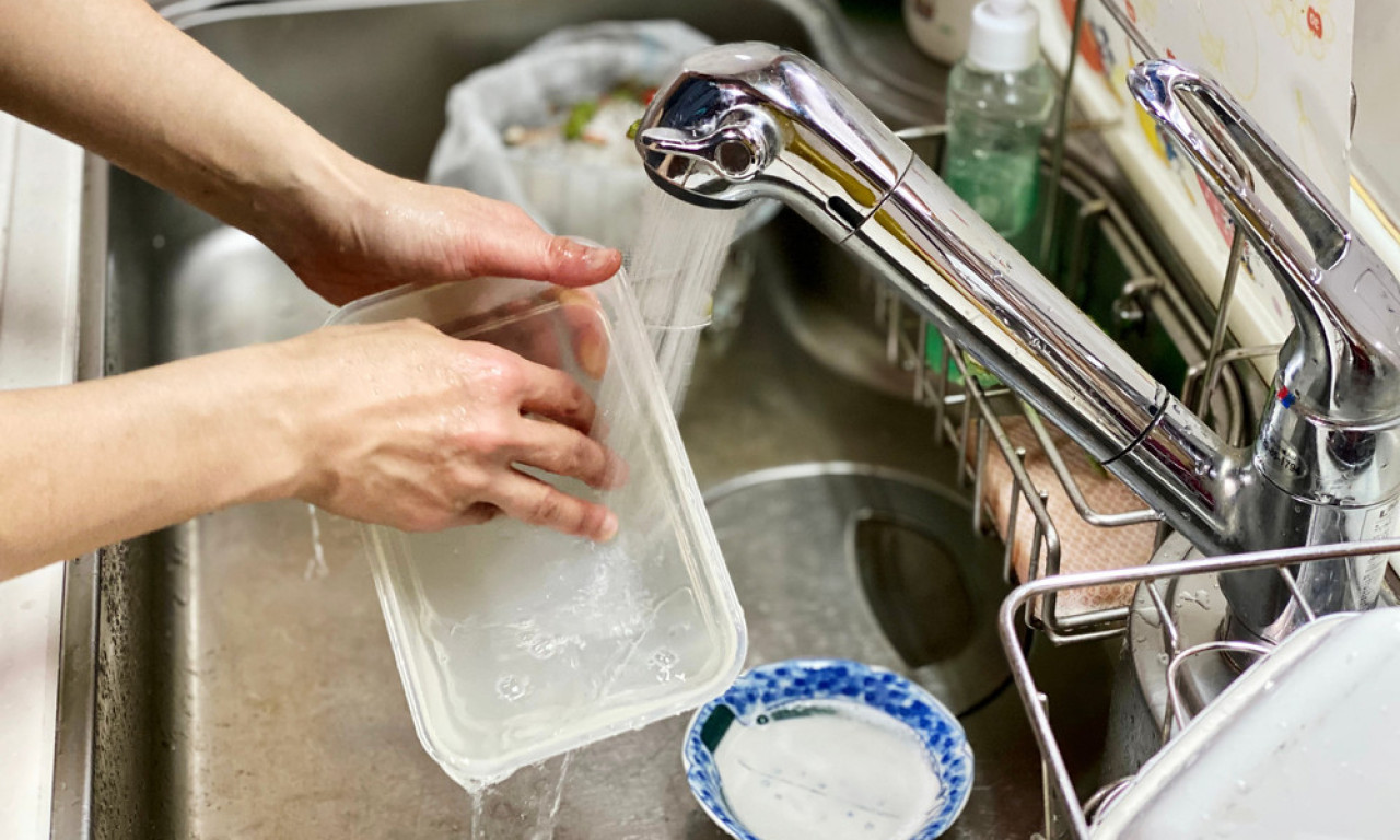 PLASTIČNE POSUDE OPET KAO NOVE! Trik koji briše one masne fleke