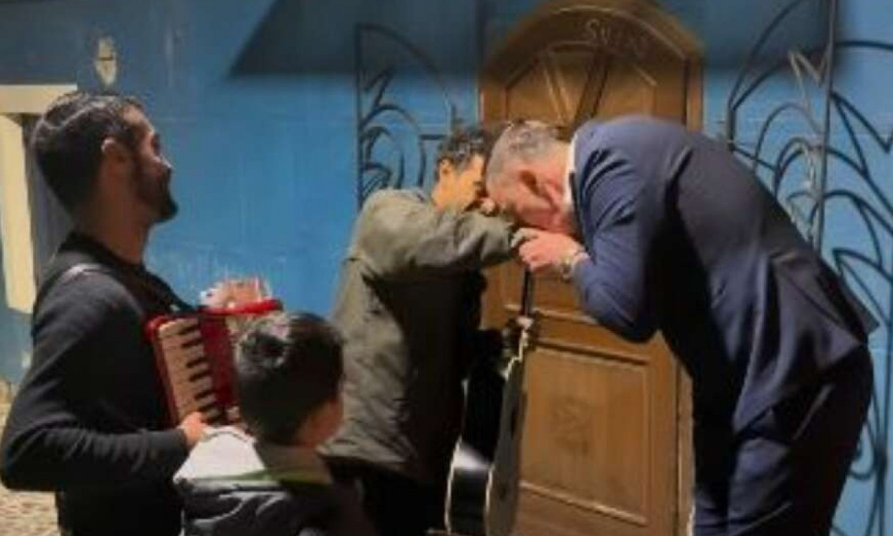 SERGEJ ĆETKOVIĆ POLJUBIO RUKU SVIRAČU U SKADARLIJI Viralan snimak pogledalo 3 miliona ljudi i rasplakao sve