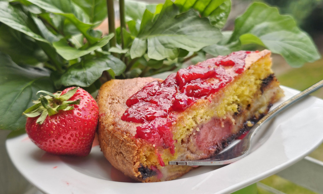 DOMAĆI KOLAČ SA JAGODAMA BAKA JELE Ima li šta savršenije na tacni ovih dana...