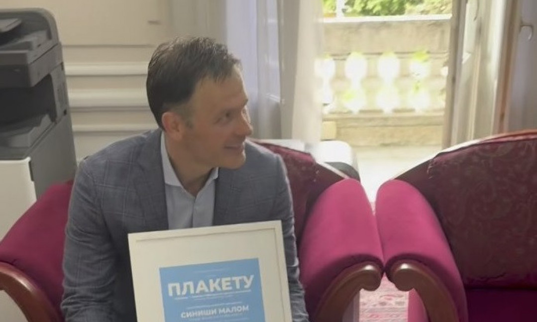 SINIŠI MALOM KOLEGE PRIREDILE IZNENAĐENJE Tu je plaketa i torta, a ovo je razlog (VIDEO)