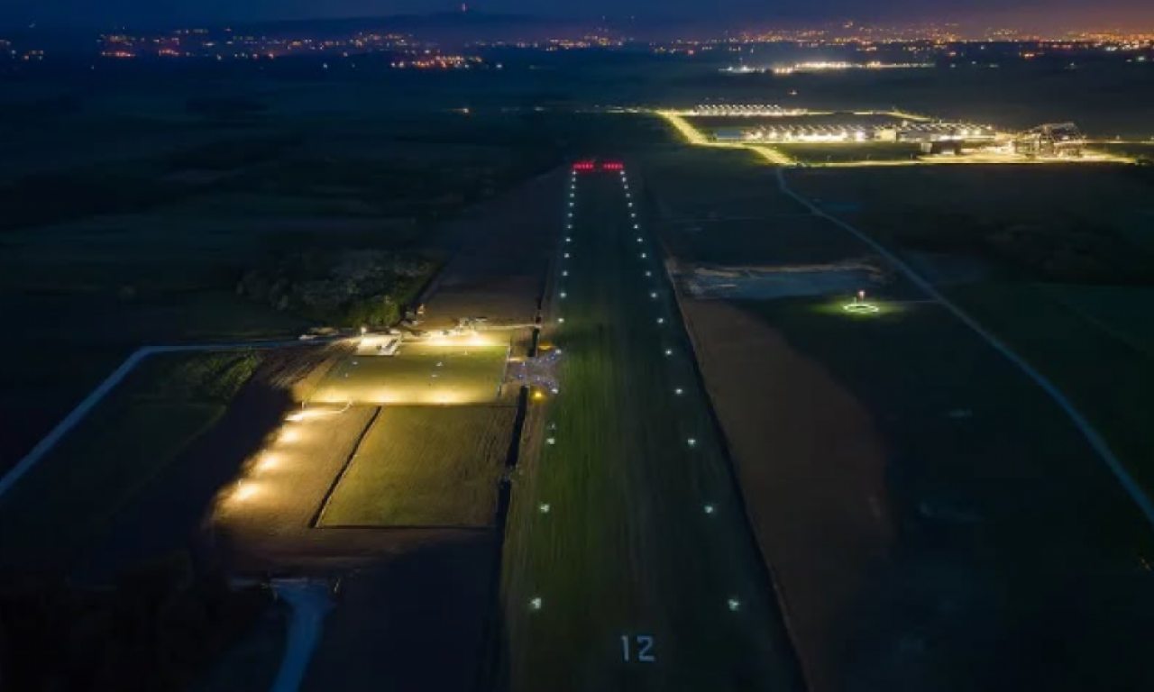 JOŠ JEDNO PRINUDNO SLETANJE AVIONA Jedva savladali putnika, evo šta su mu pronašli