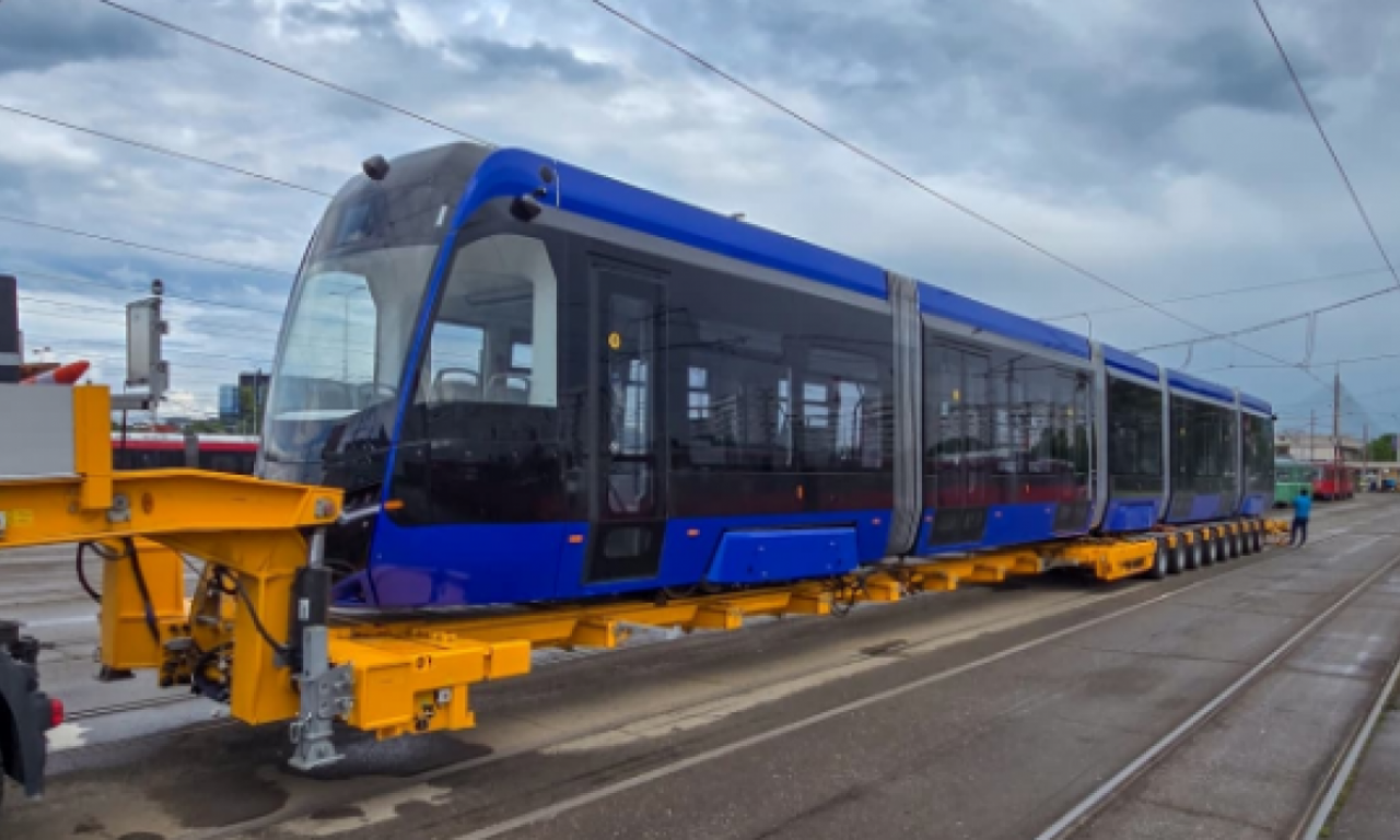STIGAO NOVI TRAMVAJ U BEOGRAD: Ovo su njegove karakteristike, a evo šta prethodi izlasku na ulice prestonice! (FOTO)