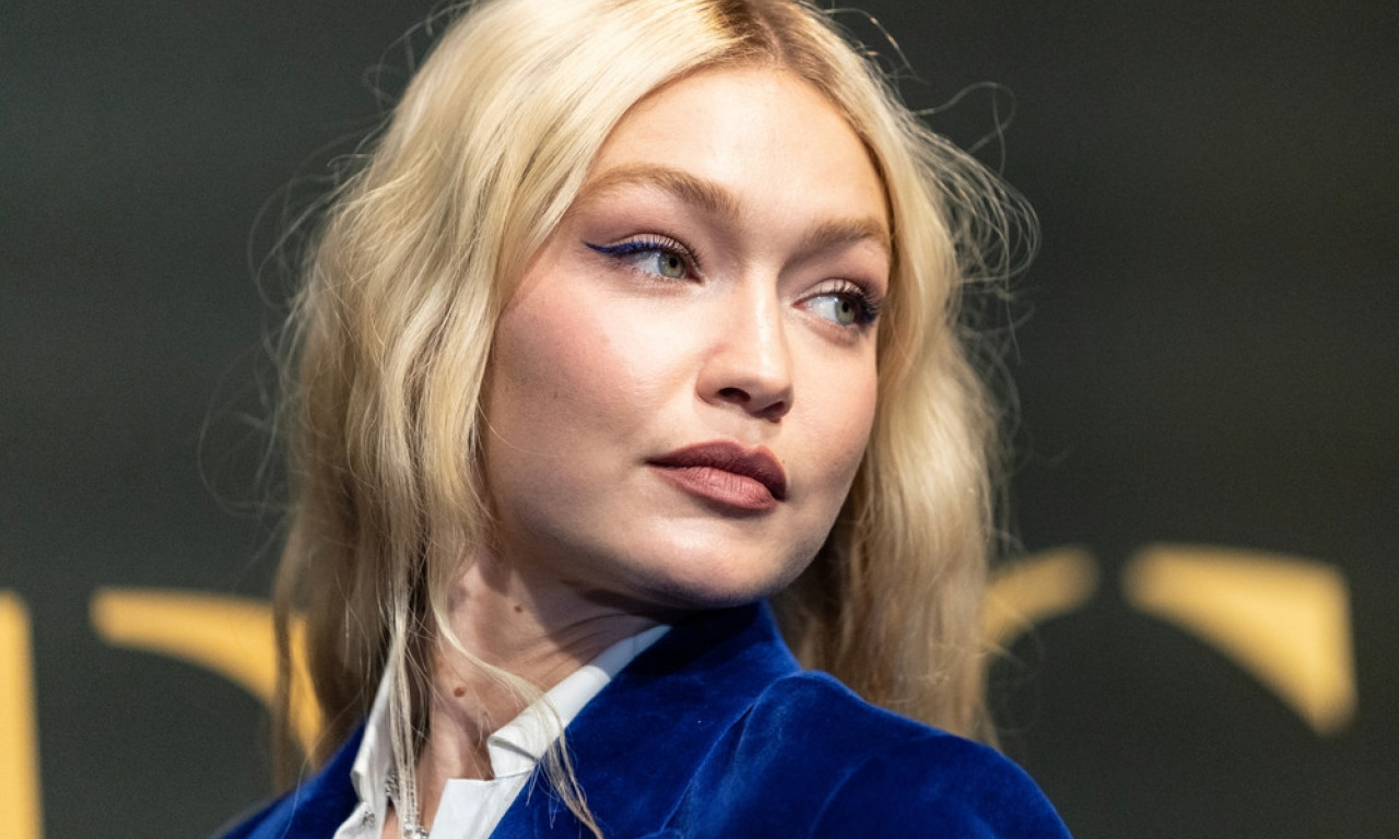 LETNJI STAJLING GODINE Điđi Hadid nosi japanke uz haljinu – i svi žele te papuče!