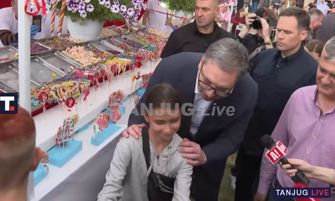 VUČIĆ STIGAO U GRLJAN Najmlađi oduševljeni - prilaze da slikaju selfi sa predsednikom! (FOTO + VIDEO)