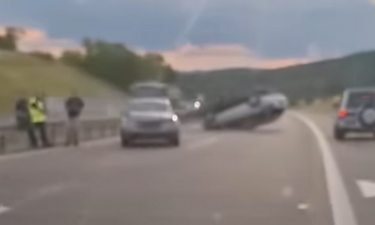 VOZAČI, OPREZ NA OVOJ DEONICI AUTO-PUTA: Prevrnula se prikolica na kojoj je automobil (VIDEO)