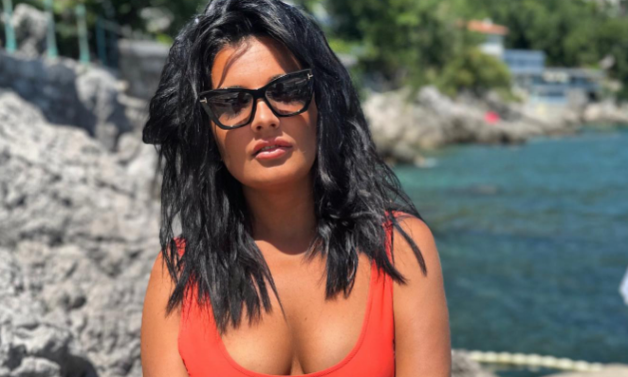 MILENA POPOVIĆ POMUTILA RAZUM SVIMA FOTOGRAFIJOM U KUPAĆEM Svi je komentarišu: "Ne bih ja tu ništa dirao" (FOTO)