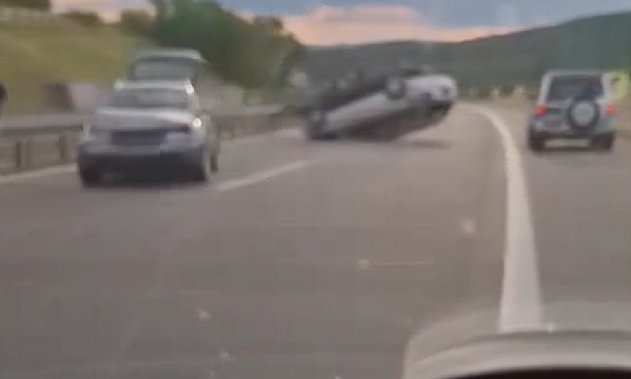 UŽAS NA AUTO-PUTU BEOGRAD-NIŠ Vozilo prevrnuto nasred puta (VIDEO)