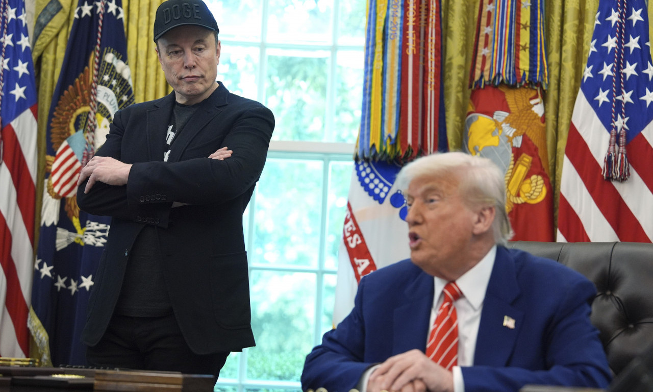 MASK SA MASNICOM ISPOD OKA STAJAO UZ TRAMPA: Nakon priče da je bilo tuče u Beloj kući pokušao sve da objasni! (FOTO)