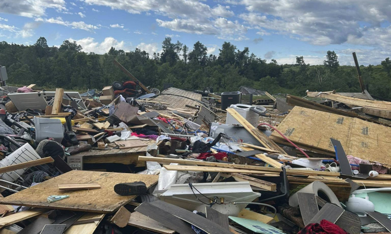 SIN POZNATOG GLUMCA ZAVRŠIO U BOLNICI Jezive scene posle snažne oluje, jedna osoba stradala (FOTO)