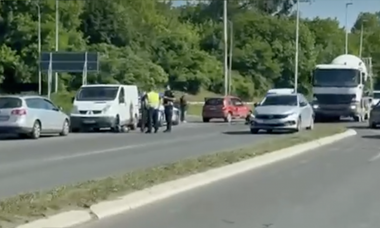 SAZNAJEMO: TEŽAK UDES KOD ZMAJA Oboren motociklista, deo automobila zgužvan - stvara se velika gužva (VIDEO)