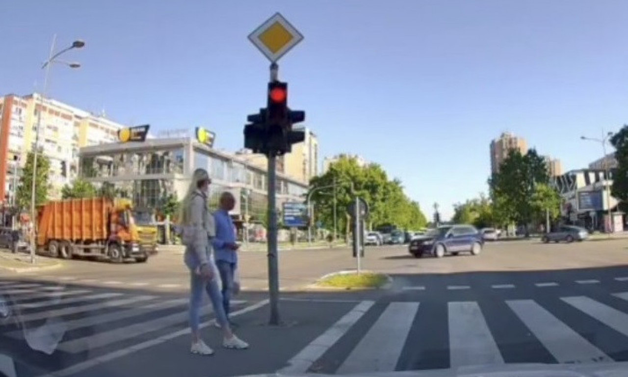 ZA DLAKU IZBEGNUTA TRAGEDIJA U CENTRU NOVOG SADA Šokiraće vas reakcija vozača (VIDEO)