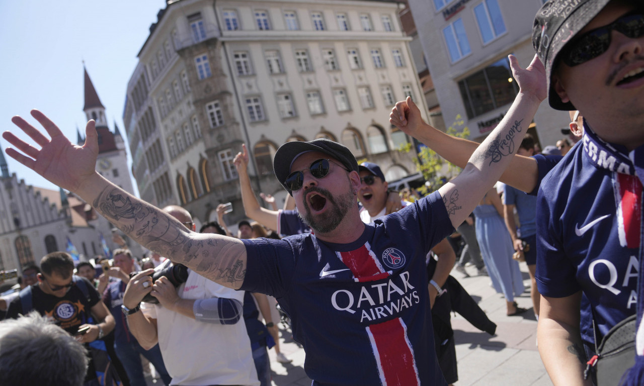 LUDNICA PRED UTAKMICU KOJU ČEKA CEO SVET Pogledajte šou navijača PSŽ i Intera pred finale Lige šampiona (FOTO+VIDEO)