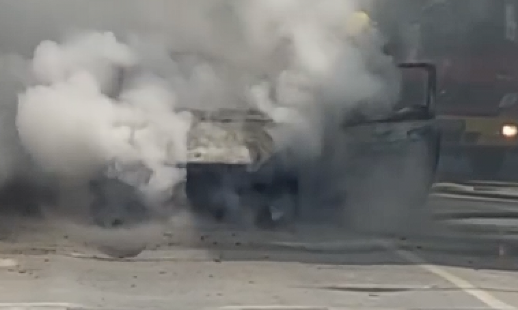 GORE AUTOMOBILI NASRED PUTA U SUBOTICI Od dima se ne vidi ništa! (VIDEO)