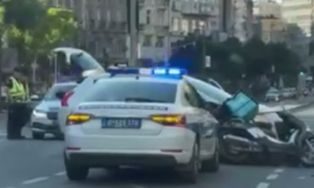 SUDARILI SE TAKSI I MOTOR NA TERAZIJAMA Povređen dostavljač hrane! (FOTO + VIDEO)