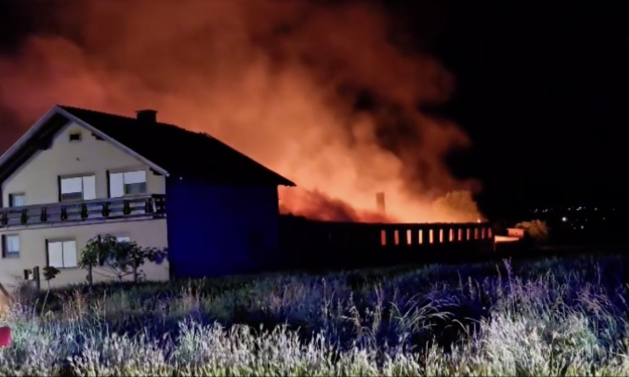 VELIKI POŽAR URUŠIO OBJEKAT KOD BEGEČA Pogledajte kako buktinja guta sve (VIDEO)