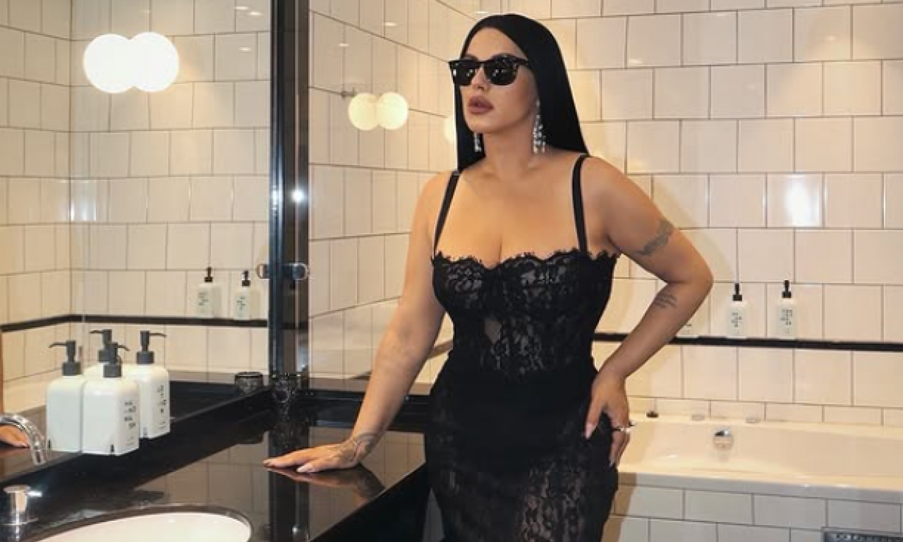 AUUUU, SEKO ŠTA JE OVO? Pevačica pokazala ogromne grudi, a pogledajte šta njen suprug radi (FOTO)